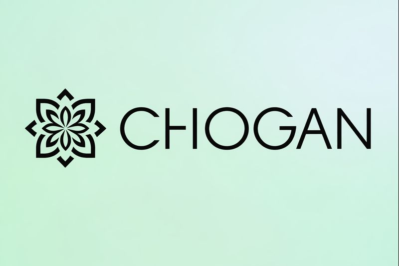 CHOGAN Logo im Querformat – modernes Markenlogo mit floralem Symbol und klarer Typografie für hochwertige Parfüms und Lifestyle-Produkte